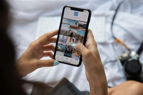 Are you cluttering up your phone with thousands of pictures and emails? This can lead to an upset; know tips to fix