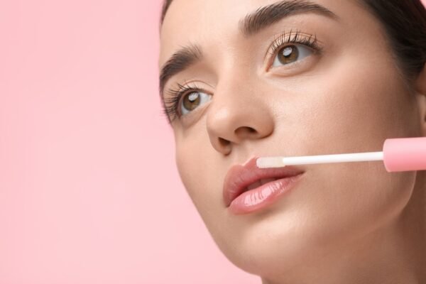 Shiny and moisturised: lip oil emulates winter beauty routines
