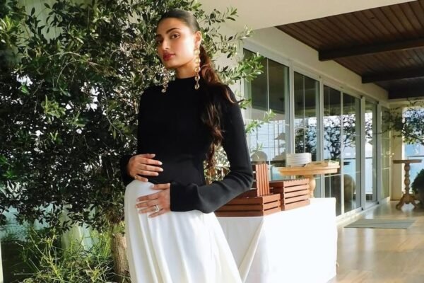Mom to be Athiya SHETTY CRADLES BABY Bump in monochrome Maxi 42k dress