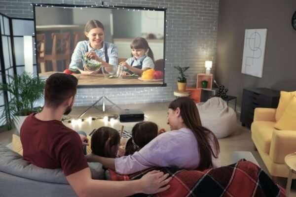Set the projector screen in a small living room: Full Maximization Guide for Home Cinema