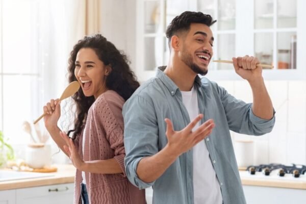 Cool and laugh: Training reveals playfulness in the relationship