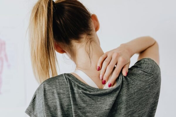 Do you experience pain in your right shoulder? The doctor explains that it may be a warning sign for gallstones