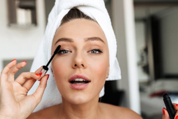 Eye Makeup and contact lenses: Do they pose a threat to your eyes? The doctor shares the symptoms and prevention tips