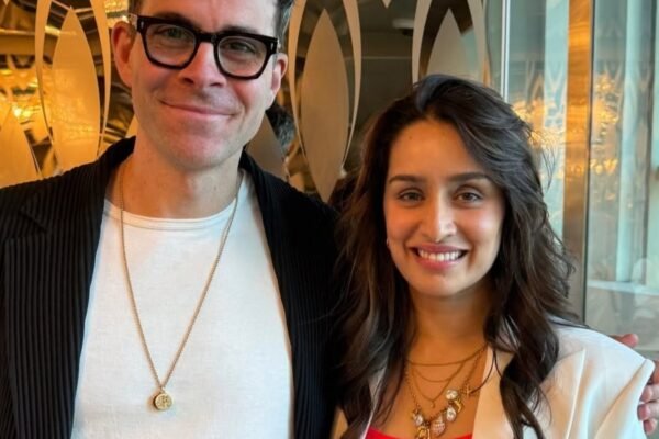Swedo Capora wore simple jeans, gaze on the wave of 2025, but her necklace was just so chic