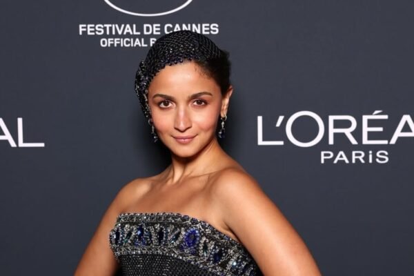Alia Bhata – a chic, perfect girl with a torture with a turn in the extraordinary 2 -look at the Cannes Film Festival in Armani Priv