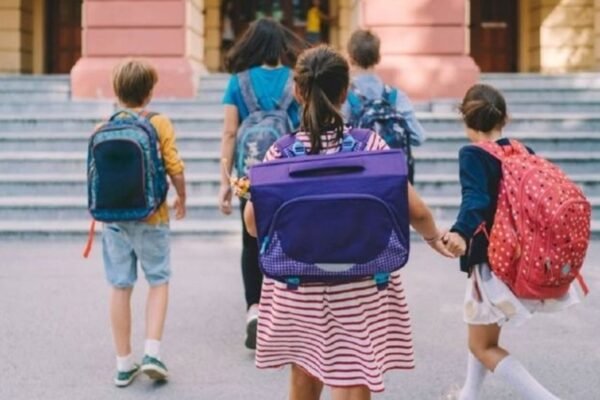 Your baby’s backpack is not a problem, these spinal dangers are much worse. The doctor shares the posture for children
