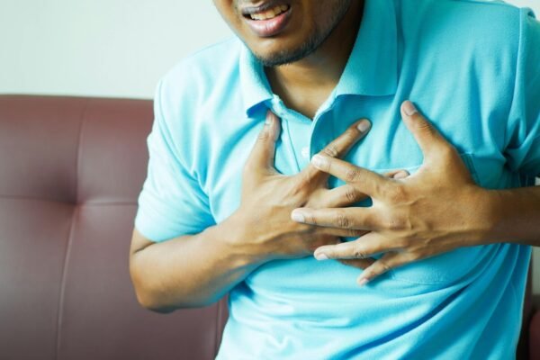 The cardiologist shares 5 simple daily habits to help reduce the risk of heart attack: “Stand outside barefoot”