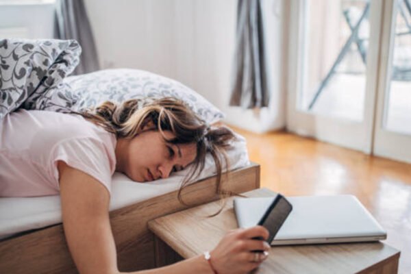 The expert talks about the Oprah Winfrey show “never sleeps with your phone, keep it in the bathroom.” Explains why it is alarming