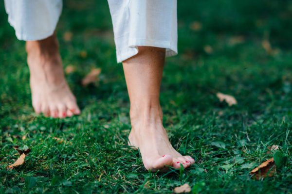 7 walking benefits barefoot by grass