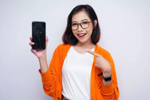 Test person: How do you hold the phone, reveals this about you