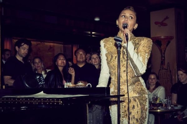 Miley Cyrus talks with skin and salmon at the affected concert