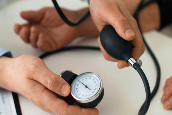 A cardiologist reveals how to control high blood pressure naturally with a diet: that’s what you need and what to avoid