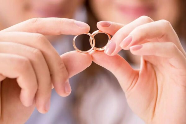 7 Daily habits that support love in alive in happy marriages