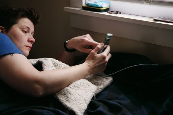 The cardiologist explains how too much time on the screen can affect the heart health: “Look at the screens for hours can lead to …”